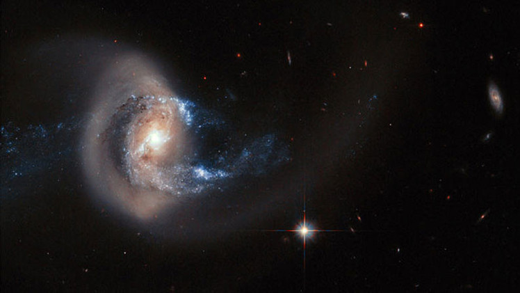 El telescopio Hubble capta un asombroso acto de canibalismo galáctico