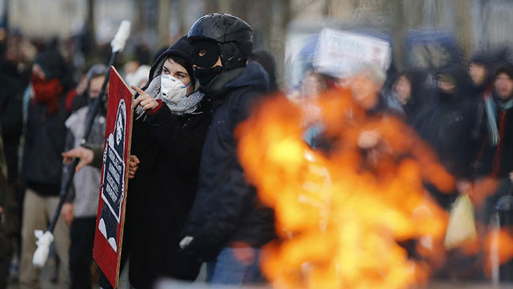 Video, fotos: Policía francesa dispersa con gases y cañones de agua a manifestantes antiviolencia