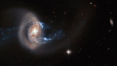 El telescopio Hubble capta un asombroso acto de canibalismo galáctico