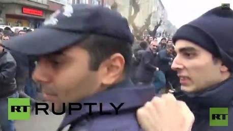 Video: Policía turco golpea a su colega por rechazar el uso del gas pimienta