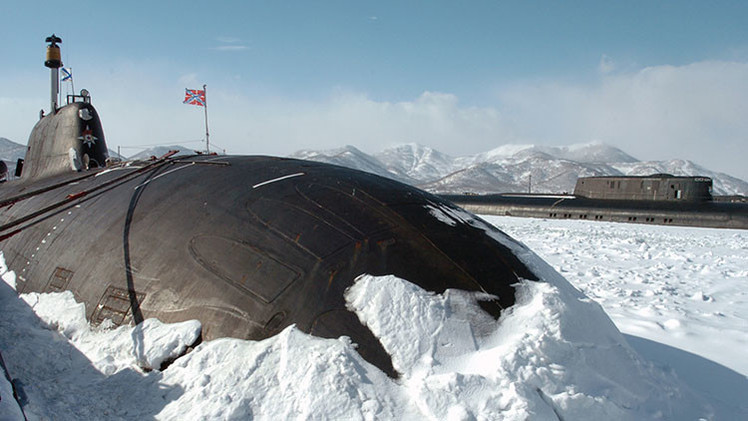 Capitanes de submarinos rusos se entrenan en lanzamiento de misiles a través del hielo ártico