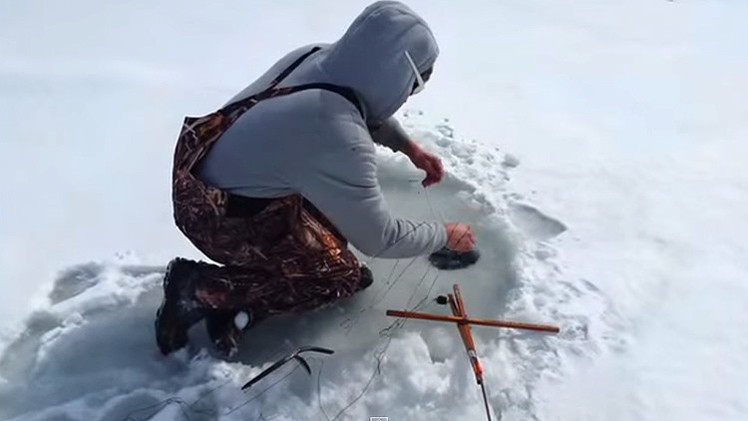 Гифка рыбак на льду