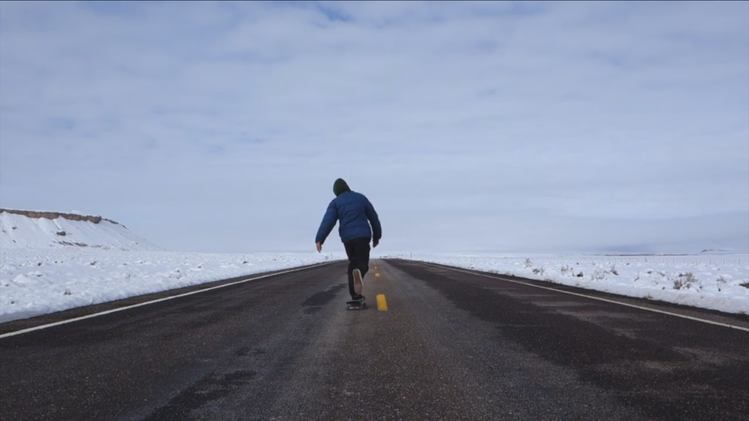 Video, Fotos: Joven recorre en 'skate' más de 1.000 kilómetros de salvajes paisajes en EE.UU.