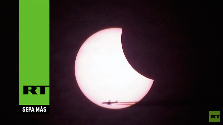 IMÁGENES ESPECTACULARES: Un avión pasa volando con el eclipse solar de fondo