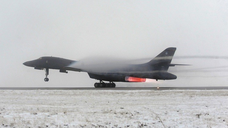 Video: El Bombardero B-1B Lancer De EE.UU. Roza Las Cabezas De Los ...