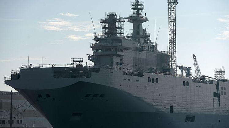 Francia bota el segundo portahelicópteros de clase Mistral