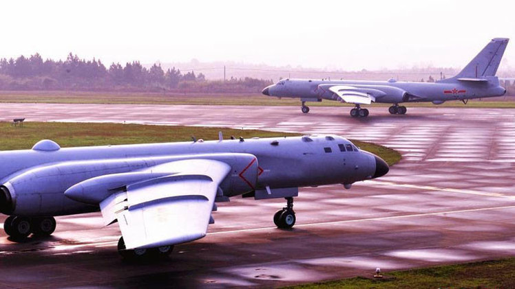 China publica fotos de sus bombarderos de última generación