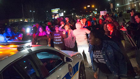 Video, fotos: Disparan contra dos policías durante protestas en Ferguson