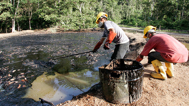 Video muestra cómo Chevron intenta encubrir su contaminación petrolífera en el Amazonas