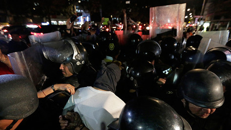 VIDEO: Normalistas obligan a retirarse a la Policía antimotines