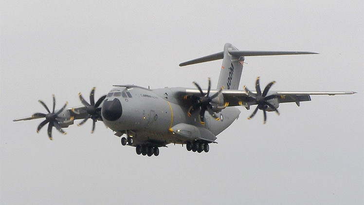 Video, Fotos: Un avión militar se estrella en España cerca del aeropuerto de Sevilla