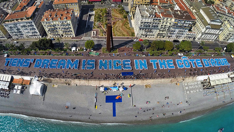 Así da gusto trabajar: Empresario chino lleva a 6.400 empleados de vacaciones a Francia