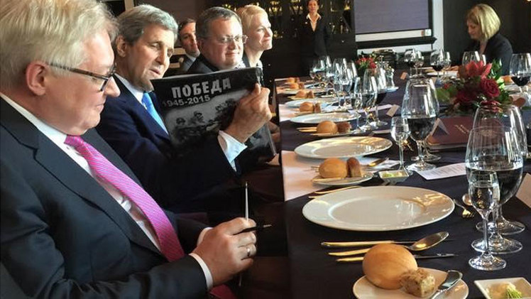 Tomates, patatas y una camiseta 'Made in China': regalos insólitos de Lavrov a Kerry