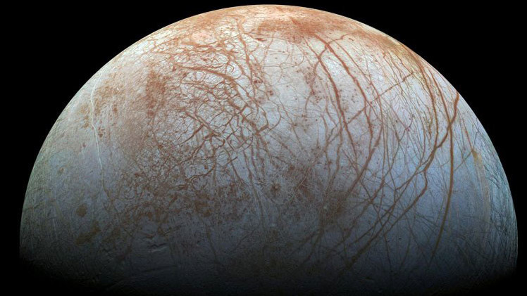 Revelan el enigma de las manchas oscuras de la luna Europa