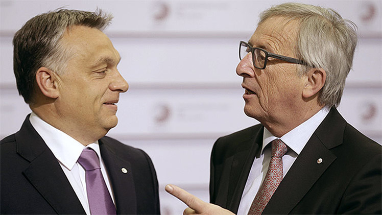 Junker, dándole una palmada al líder húngaro: "¡El dictador está llegando!"