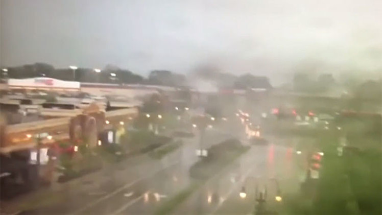 Video: Un tornado atraviesa una localidad de EE.UU. volcando vehículos