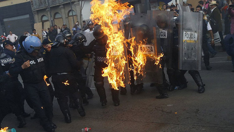 Fotos impactantes: Manifestantes por los 43 normalistas lanzan cócteles molotov a la Policía