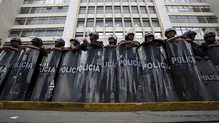 Lima: Estallan enfrentamientos entre la Policía y manifestantes contrarios a la mina Tía María