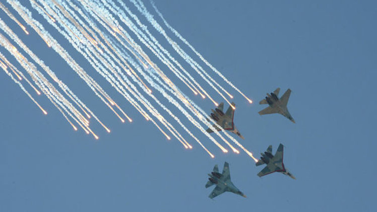 VIDEO: 'Tiburones negros' y 'robots volantes' en concurso de aviación militar en Rusia