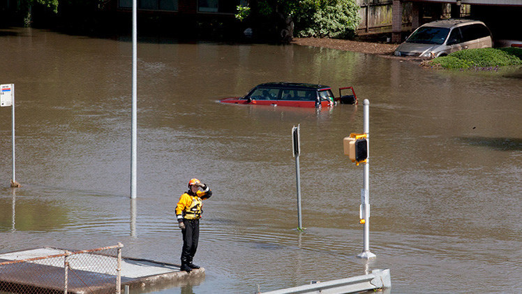 Un policía de EE.UU. mata a tiros a un hombre al que rescató de una inundación