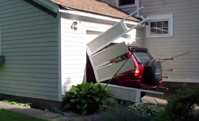 Un anciano sale en coche del garaje... sin abrir el portón - RT