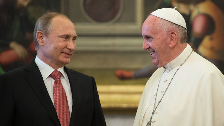 ¿Cómo fue la reunión entre Putin y el papa Francisco?
