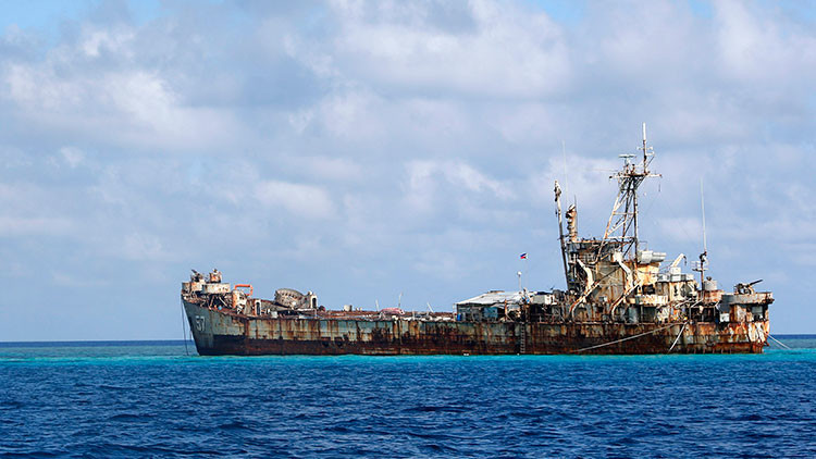 Filipinas fondea y repara un barco oxidado en el mar en disputa con China