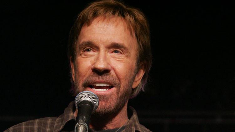 Chuck Norris ataca el "plan" de Obama para atraer el voto de inmigrantes y refugiados