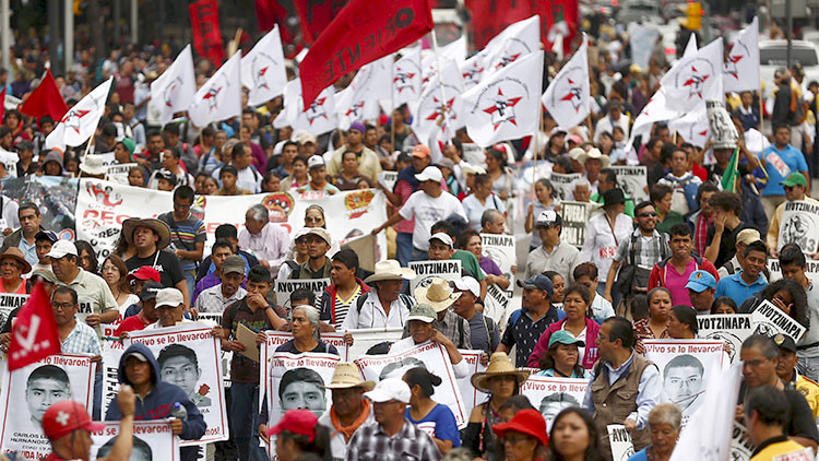 México: La escuela de los 43 estudiantes desaparecidos les dedica una graduación