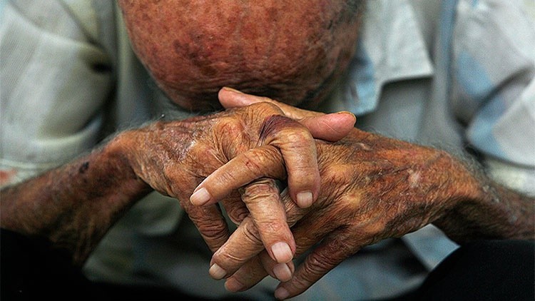 España inicia la expulsión de ancianos con papeles a los que niega la tarjeta sanitaria