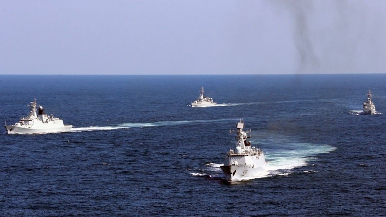 La Armada china realiza un entrenamiento con fuego real en el mar de la China Meridional