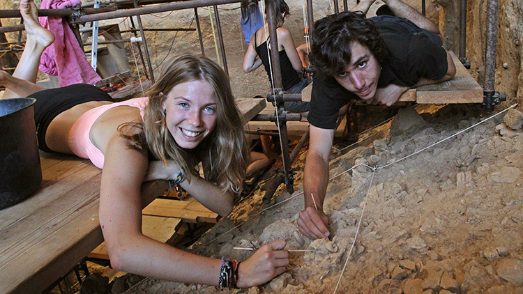 Fotos: Dos estudiantes hallan un diente humano de 560.000 años