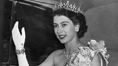 Video: Polémicas imágenes de Isabel II haciendo el saludo nazi cuando era niña