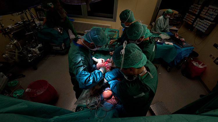 Médicos chinos trasplantan un hígado creado con fragmentos de los de las hijas del paciente