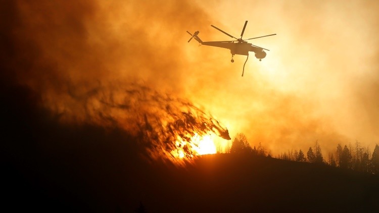 VIDEO: Un tornado de fuego emerge de un incendio forestal en EE.UU.