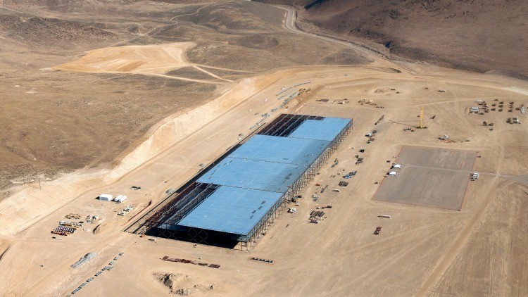 Video: Un drone sobrevuela la gigantesca fábrica de Tesla que cambiará el mundo de la energía