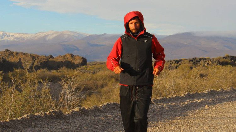 El Forrest Gump argentino ya recorrió 2.700 kilómetros y la gente se le suma en camino (video)