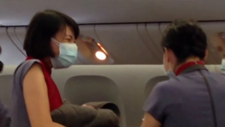Video: Una mujer da a luz en pleno vuelo de Bali a Los Ángeles