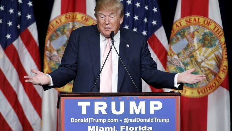 Inmigrantes irrumpen en un evento de Donald Trump e interrumpen su discurso