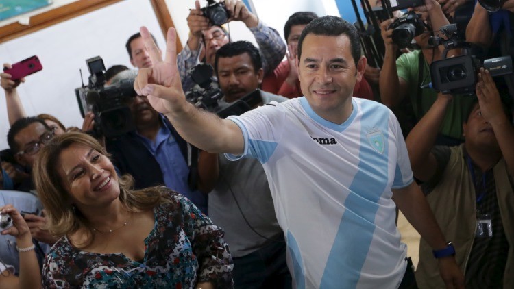Primeros resultados oficiales: Jimmy Morales lidera la segunda vuelta de las generales en Guatemala