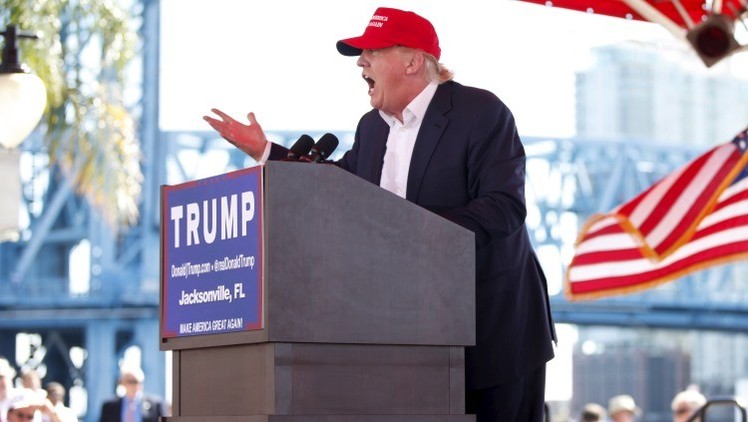 Video: Echan violentamente a un latino de un evento de la campaña de Donald Trump