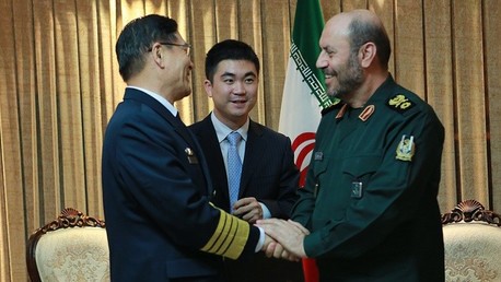 China urge estrechar lazos militares con Irán