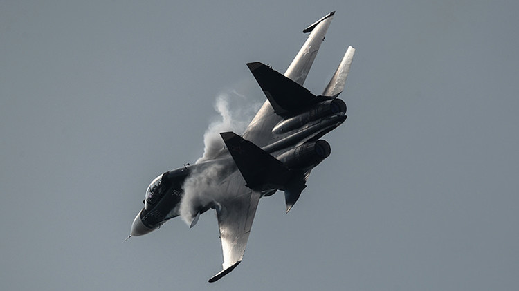 Los cazas rusos Sukhoi destruyen con éxito los 'tanques enemigos'