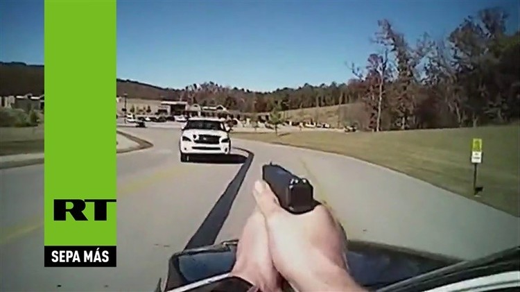Una mujer roba un auto y lo estrella contra un vehículo policía