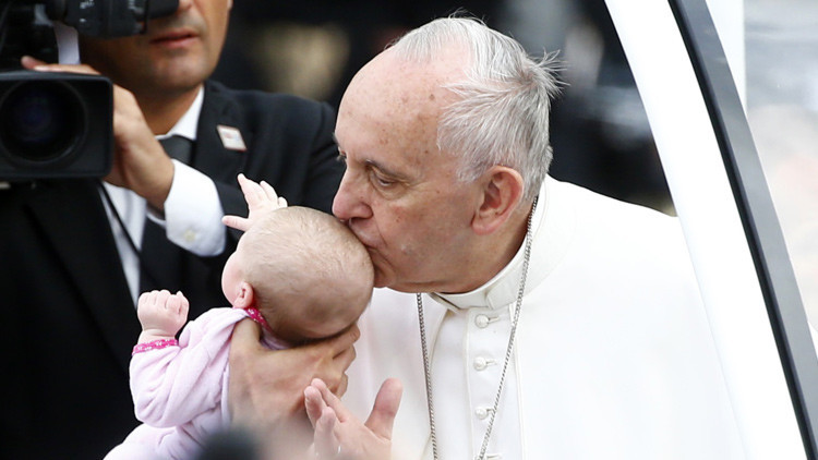 ¿Curada por el papa? Una niña afectada por un tumor mejora tras un beso de Francisco