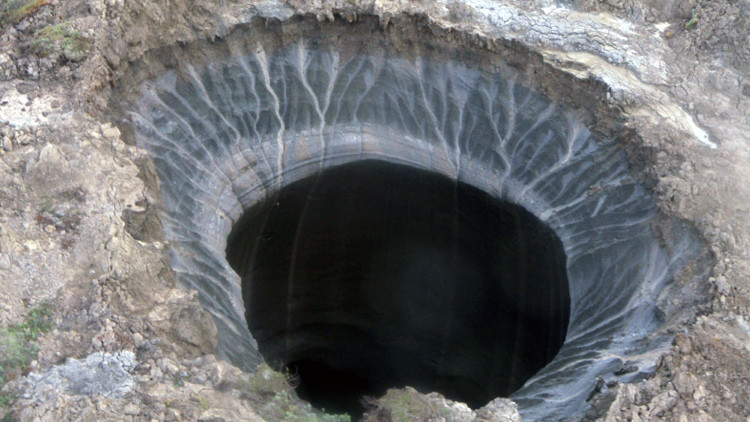 ¿Qué amenaza esconden los gigantescos agujeros que aparecen en Siberia?