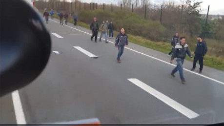 Video: un camionero húngaro embiste a un grupo de refugiados en Francia