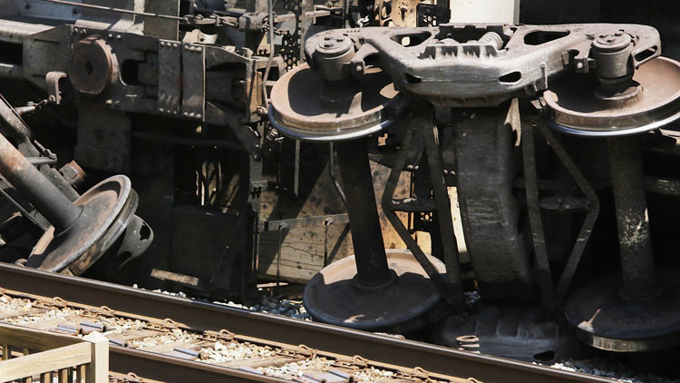 EE.UU.: Camión choca contra un tren y se incendia en San Francisco