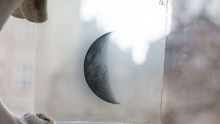 Encuentran en la basura fotos antiguas de fenómenos astronómicos
