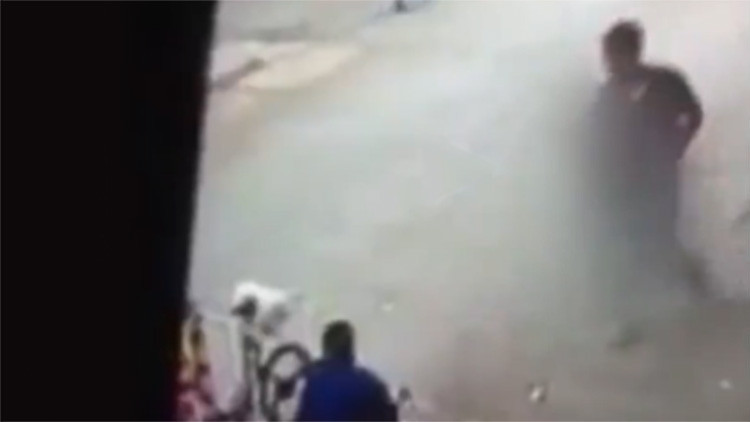Video impactante: Un menor de edad asesina sin motivo a un sintecho a plena luz del día en Colombia